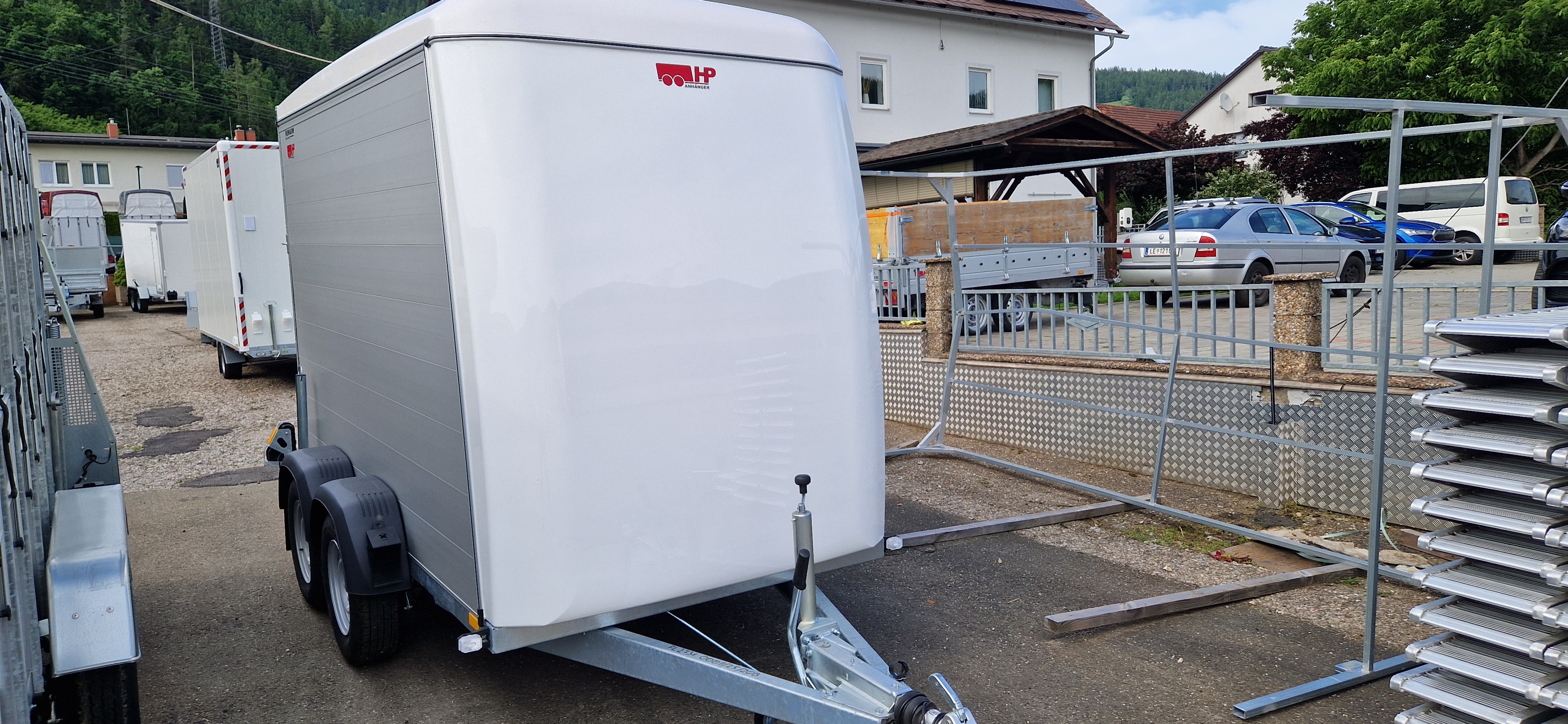 PKW-Anhänger, Autoanhänger, Kofferanhänger HP 273116, ALU + Polydach und Bug, 2700 kg Tandem